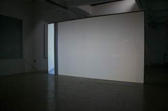 Spící chodba bakalářská práce, 2013, videoinstalace, ambient - GWD, text zadání - Jan Zálešák Představuji si místnost s nábytkem z ohýbaných trubek.