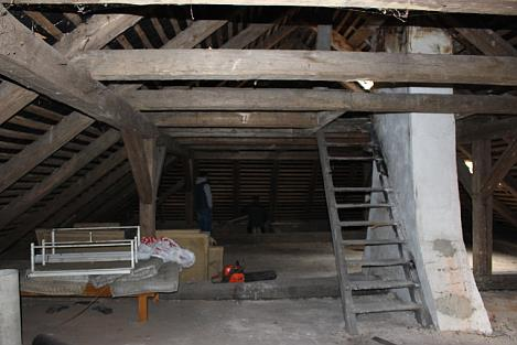 2.c) stavebnětechnický průzkum Architektonická a historická hodnota budovy utrpěla přestavbami a zadní přístavbou. Změněné okenní výplně zcela mění charakter domu.
