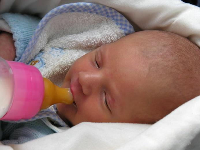 Kojenci (0 1 rok) Dítě přijímá přirozenou stravu mateřské mléko. Je-li mléka nedostatek, kojenec se přikrmuje tzv.