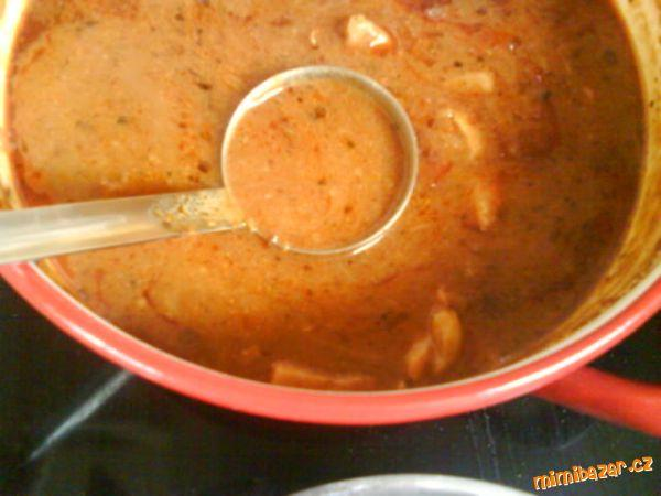 Vepřový gulášek v troubě [29.4.2009] 500g kýty...plecka.. sůl,pepř,kečup,5stroužků česneku,kolik masa tolik cibule,olej nebo sádlo,majoránka,ml.