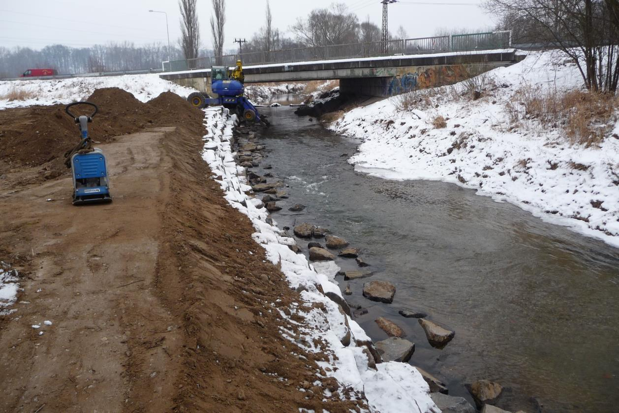 Na sanaci nátrže na pravém břehu toku Ploučnice v lokalitě mostu ul. Ploučnická Stráž pod Ralskem byla v roce 2013 zpracována projektová dokumentace a vybrána externí firma jako zhotovitel stavby.