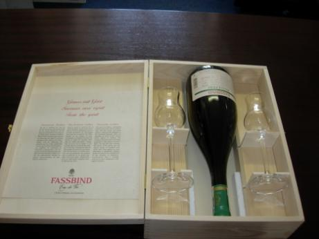 Fassbind Eau-de-Vie Williams du Valais (0,70 l, 40 % alk.) Tento destilát je vyráběn z vyzrálých zlatožlutých hrušek, které své plné a syté aroma získaly v oblasti Wallis a byly ručně sklízeny.