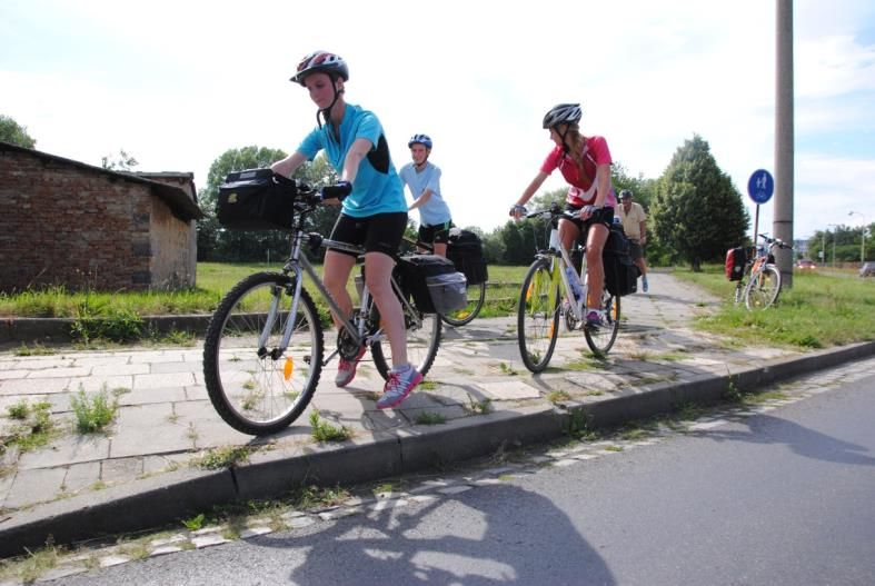 Příklad z praxe: Kde je problém? Cyklisté z Chropyně nejedou po cyklostezce, ale po silnici. Tím porušují zákon. Proč jej ale porušují?