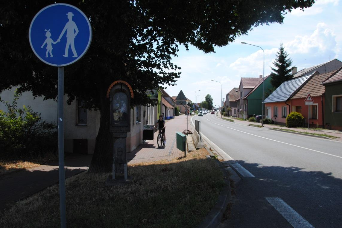Vedení Moravské cyklotrasy č. 47 ve Vnorovech stezka pro pěší podél silnice I. třídy.