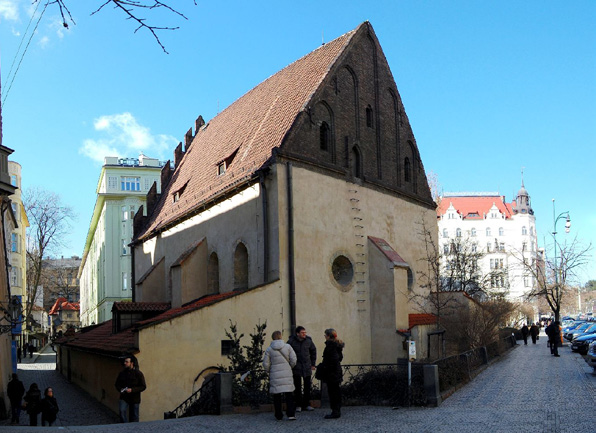 Na bohoslužby o šabatech a dalších svátcích se Židé scházejí v synagogách. Zde se konají i oslavy náboženské plnoletosti chlapců a dívek (bar micva, bat micva) a zpravidla i svatby.