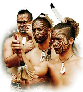 Maoři (Maori, znamená obyčejný ) - původní polynésští obyvatele Nového Zélandu (maorsky Aotearoa Země dlouhého mraku)