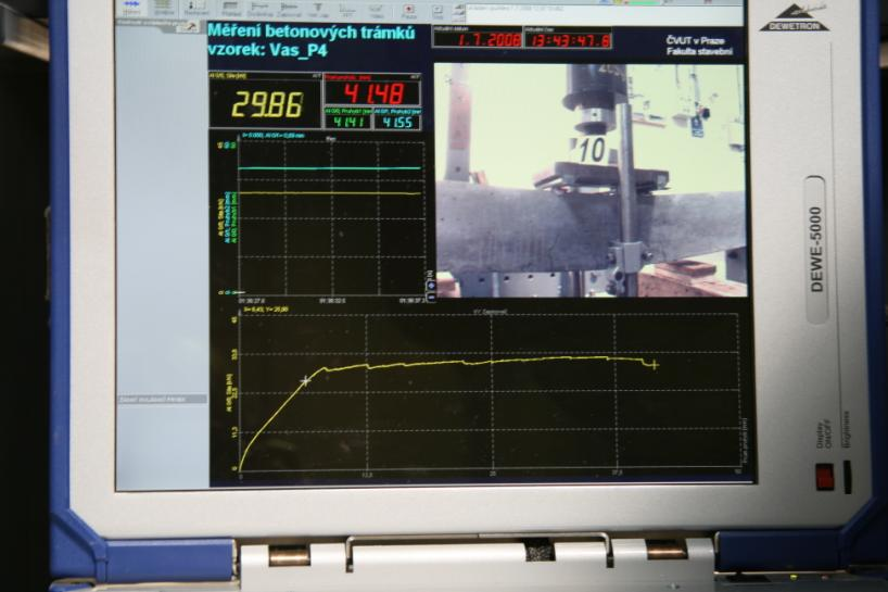 Obr. 19: Zkoušení železobetonového trámu v laboratoři. Obr. 20: Vyhodnocení zkoušky závislost ohybového momentu od zatížení a průhybu.