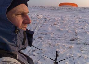 Čím víc víme, tím více ztrácíme pojem o tom, co je důležité. - Patricie Holečková - Snowkiting 27. a 28.12.2008 (Dazul) Zničeho nic se po Vánocích naskytla možnost si vyzkoušet kite.