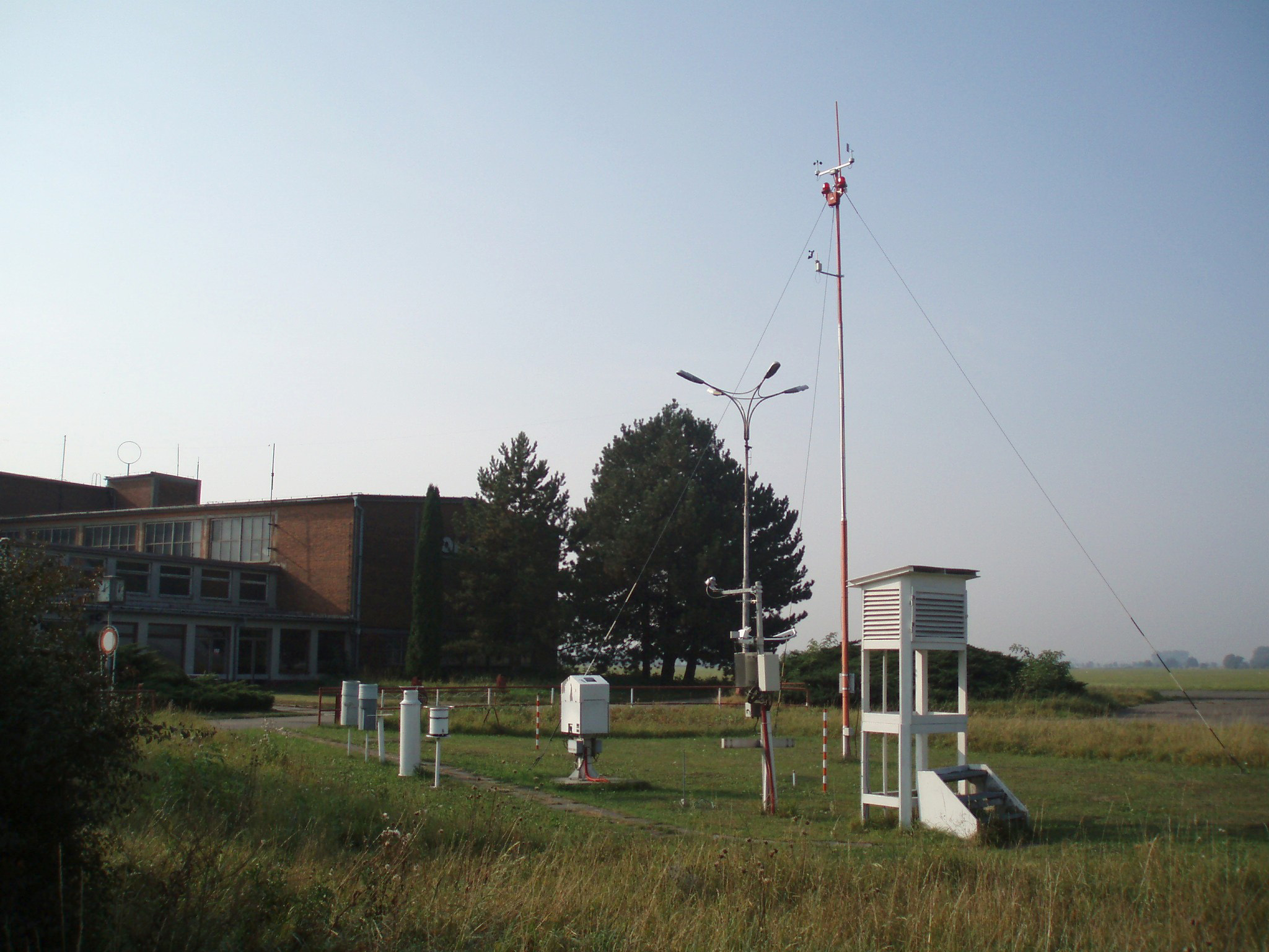 Obr. 2 Meteorologická stanice Holešov (Foto: L. Komárková, 15. 10. 2006).