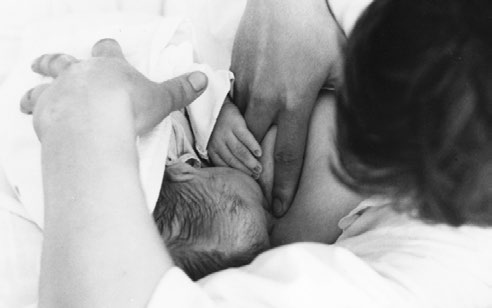 charakteristika jednotlivých období lidského života / 31 Obr. 1 Novorozené dítě je ihned po porodu položeno na tělo matky, která je objímá a pokouší se o pohled z očí do očí. (Foto F.