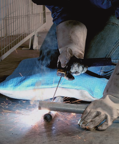 IndIvIduální ochranné doplňky OCHRANNÁ TKANINA HOTSTOP Hotstop je tkanina pro tepelnou ochranu při svařování a výrobě kovů. Hotstop (1.