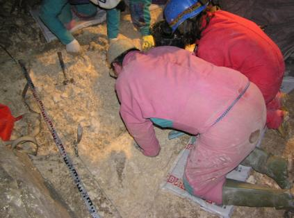 15. Na obrázku vidíte paleontologický výskum v Medvedej jaskyni v NP Slovenský raj.