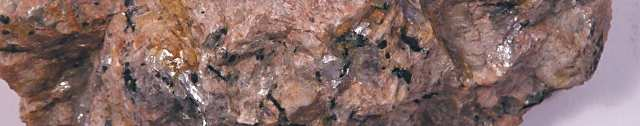 Vznik minerálů v pegmatitové fázi (650-450 C) PEGMATITY Minerály: živce (draselné a sodnovápenaté), křemen, slídy (muskovit,