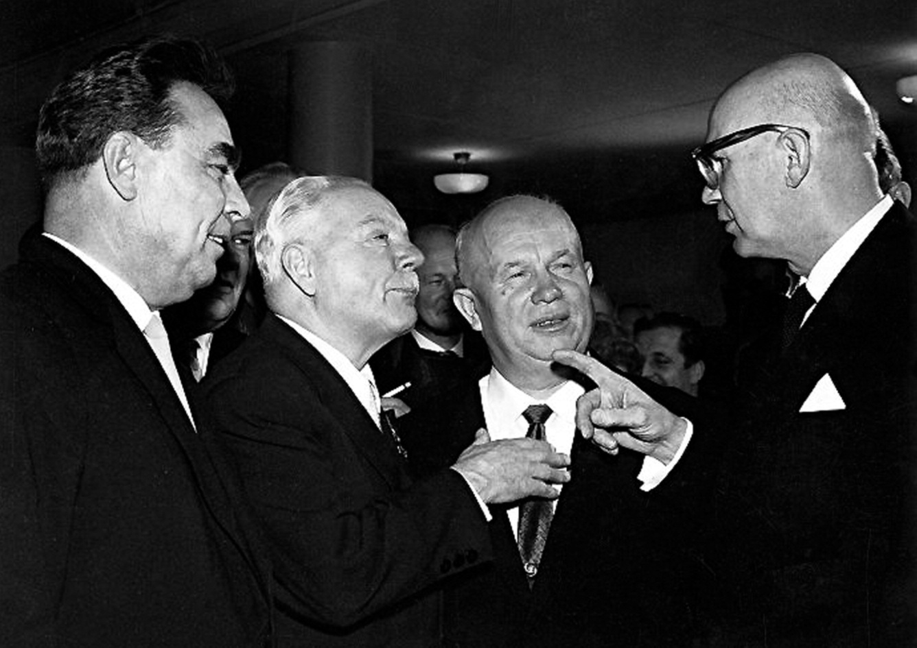 Rok 1960. Nikita Chruščov (druhý zprava) stále vládne.