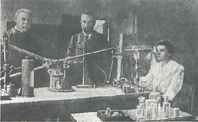 Henri Becquerel konec 19. stol. Vlastnosti objevil u smolince při výzkumu světélkování nerostů.