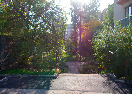 ZAHRADY Otevřená zahrada Archangelská Otevřená zahrada Archangelská Kodaňská, Praha-Vršovice, ve které se kompostuje, oživuje půda, sbírá dešťová voda a vytváří podmínky pro život dalších organismů a