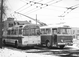 Celkový pohled na kostru jednoho z prvních trolejbusů Škoda 3 Tr v plzeňské Škodovce v roce 1941.