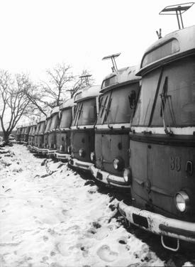 Jak trolejbus vlastně funguje? Trolejbus je napájen z dvoupólového trolejového vedení o napětí 600 nebo 750 V, odkud elektrický stejnosměrný proud přivádějí a odvádějí dva tyčové sběrače.