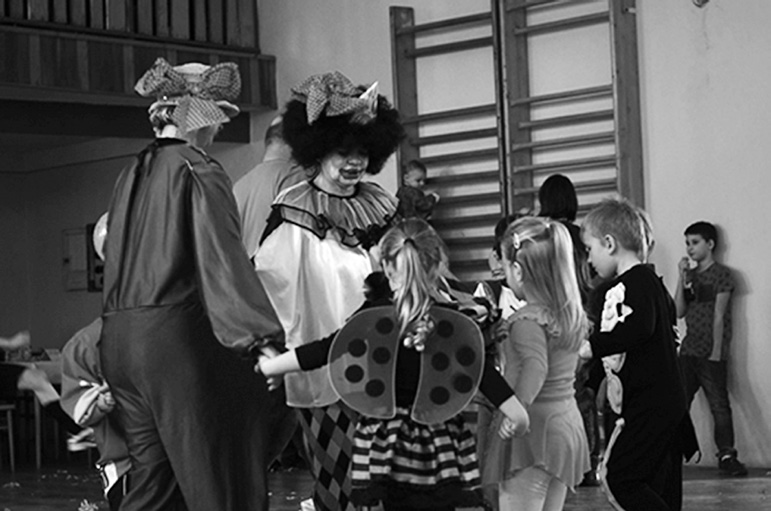 01/15 Křenovický zpravodaj Z akcí, které se uskutečnily V neděli 15. února 2015 se do místního Kulturního domu sešly převážně děti a vydováděly se na Dětském karnevale Z připravovaných akcí pátek 17.