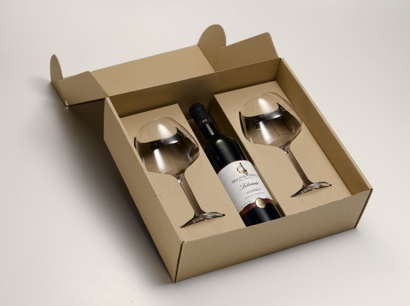 DÁRKOVÝ BOX Dárkový set skleničky s vínem - ČERVENÉ Neodolatelná kombinace!