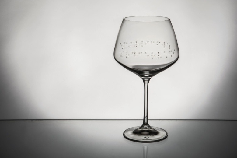 ORIGINÁLNÍ SKLENIČKY S BRAILLOVÝM PÍSMEM Originální skleničky na červené víno: Sklenička vyniká svým klasickým a zároveň ojedinělým tvarem a je dekorovaná nápisem Srdcerváči v Braillově písmu.