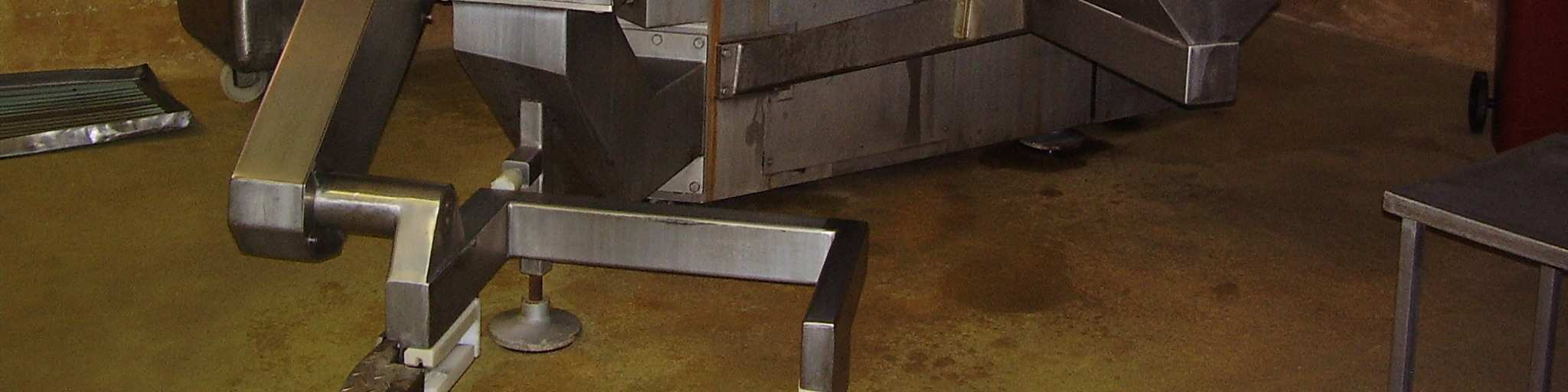 Obr. 1 Kutr Kosteleckých uzenin a.s. Ingr (2004) uvádí, že je třeba při výrobě fermentovaných syrových salámů zajistit tyto rozhodující momenty (kritické či ochranné body) (Tab. 2): Tab.