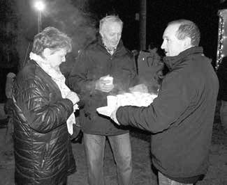 28 ADVENT NA SLOVÁCKU Pondělí 5. prosince 2016 Mikulášův příchod oznámil ohňostroj Ani letos nechyběly ve Zlechově oblíbené dílničky ZLECHOV Podarovat děti přijel v pátek do Zlechova sv. Mikuláš. Obyvatelé obce se na jeho příchod dobře připravili a jeho příjezdu předcházelo krásné adventní setkání.