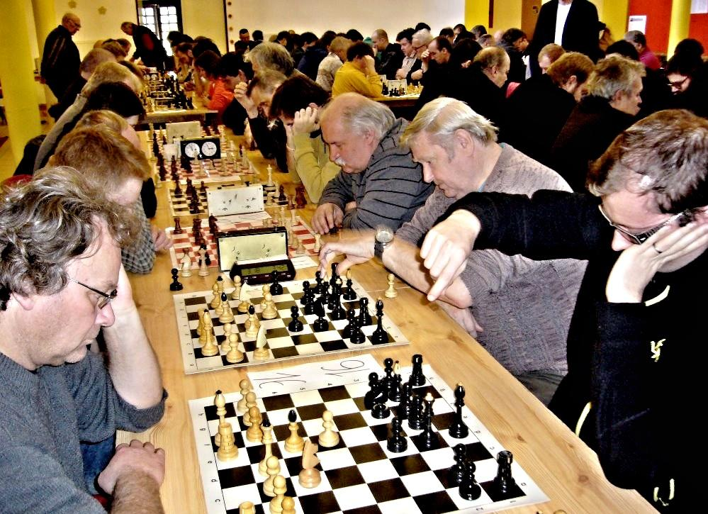ZE ŽIVOTA JEDNOT T.J. SOKOL MĚSTEČKO TRNÁVKA DALŠÍ ROČNÍK TURNAJE V BLESKOVÉM ŠACHU 32. ročník tradičních Trnávských šachových bleskovek uspořádal ŠO Sokola v Městečku Trnávce v sobotu 26. 3. 2016 v sále Kulturního domu.
