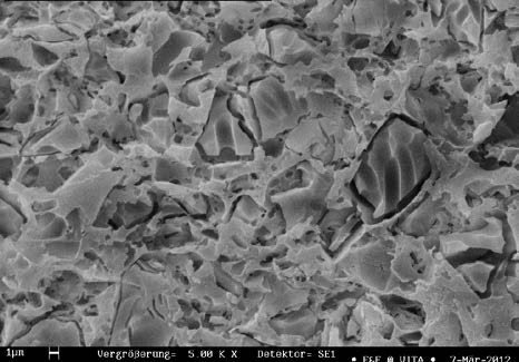 2.9 Možnost leptání materiálu Leštěné vzorky VITA ENAMIC byly leptány pomocí VITA CERAMICS ETCH (5%ní gel kyseliny fluorovodíkové) 60 s a potom vyhotoveny REM záznamy leptané plochy.