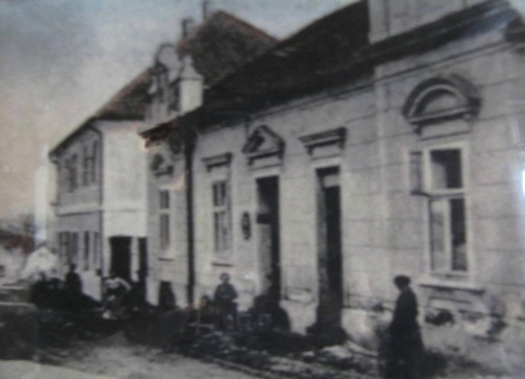 Jeden starý obrázek vedlejšího domu č. 47 a v pozadí č.