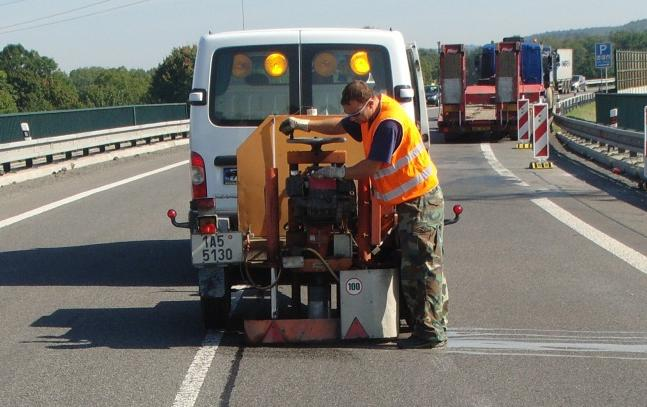 Georadarové měření Georadar umožňující kontinuální měření tloušťky konstrukčních vrstev vozovky Odběr jádrových vývrtů Vrtací souprava pro odběr jádrových