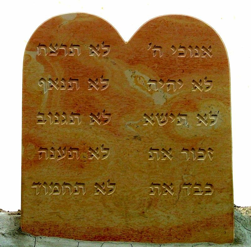 Víte kterým svátkem si židé dosud připomínají předání Desatera?