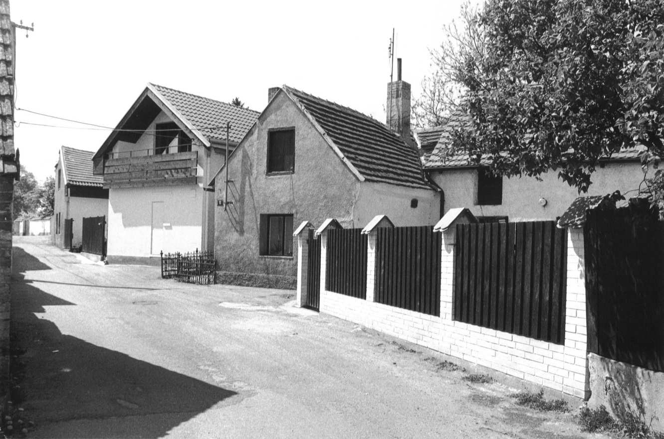 Ulice K Rybníku 18 Domek čp. 16 ve 30. letech 20. století, kdy patřil rodině Ryskových. Fotografie ze soukromé sbírky. Dům K Rybníku čp.