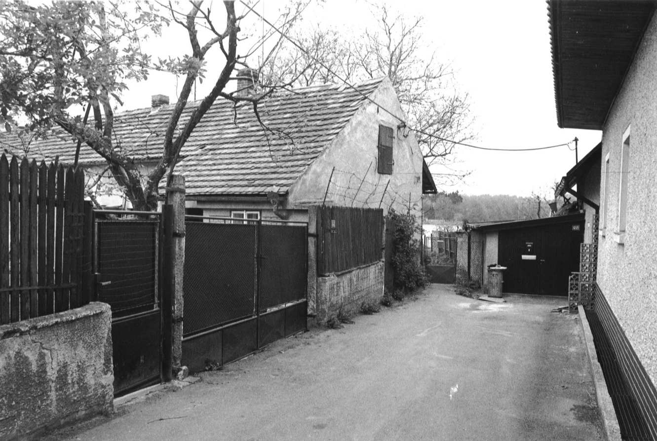 Ulice K Rybníku 35 Hned po dokončení Eduard Košerák dům rozdělil na dvě části a obě 10. dubna 1912 prodal. Část, které zůstalo čp. 20, koupili Karel a Anna Fialovi, díl s novým čp.