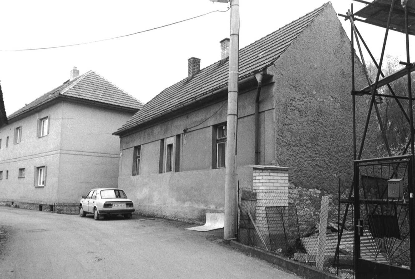 Ulice K Rybníku 54 Dům K Rybníku čp. 646 v roce 1994. Foto Jindřich Lukášek. V roce 1933 dům od vdovy Marie Králové koupili Jaroslav a Božena Práškovi, kteří ho ještě ve stejném roce přestavěli.