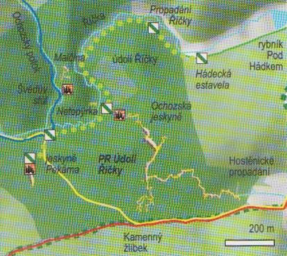 Během cesty narazíme na pět informačních panelů, které nás seznámí s okolím a archeologickými a paleontologickými nálezy v jeskyních.