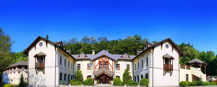Hotel Bankov je elegantný 4* hotel s podmanivou atmosférou, štýlom a noblesou Hotel zaujme návštevníkov svojou 145 ročnou tradíciou, vďaka ktorej je najstarším existujúcim hotelom na Slovensku Ponúka