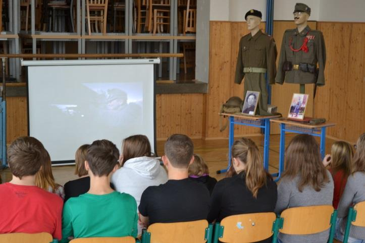 Dopravní výchova Dne 7. listopadu 2016 přijela do naší školy paní instruktorka z Dopravního hřiště ve Veselí nad Moravou. Čekala na ni naše třída a čtvrťáci.