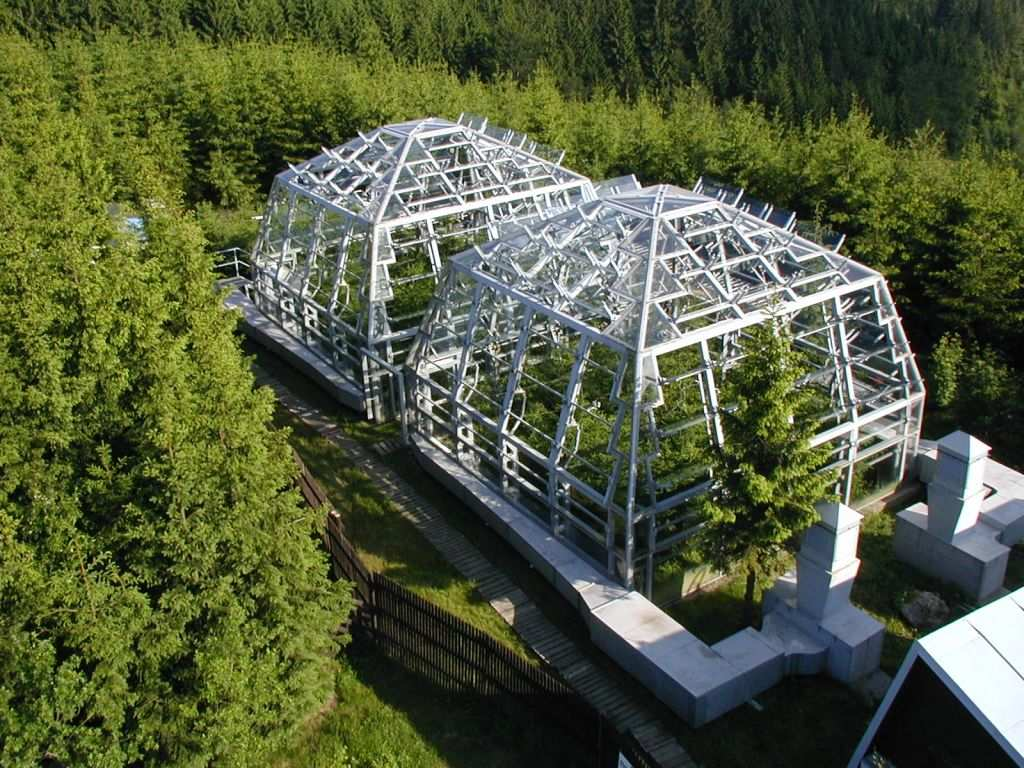 2001). Sazenice (v době měření stáří 6 let) pochází z přírodní oblasti Moravskoslezské Beskydy, semenářská oblast Západokarpatská a Karpatská.