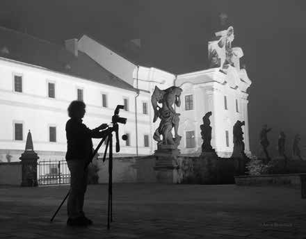 ZPRAVODAJ VÝCHODOČESKÝCH FOTOGRAFŮ tvorby. Lektor Ivan Nehera, absolvent Institutu tvůrčí fotografie v Opavě. Odučeno ve dvou bězích 60 hodin.