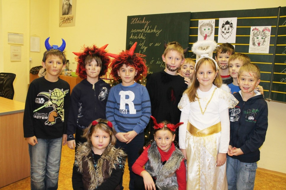 Oblíbeným projektem na 1. st. v předvánočním čase je ČERTÍ ŠKOLA 6. Další vzdělávání pedagogických pracovníků, lektorská činnost Počet vzdělávacích akcí 54 1. st. 28 (včetně semináře paní Veselé) Celkový počet účastníků 119 1.