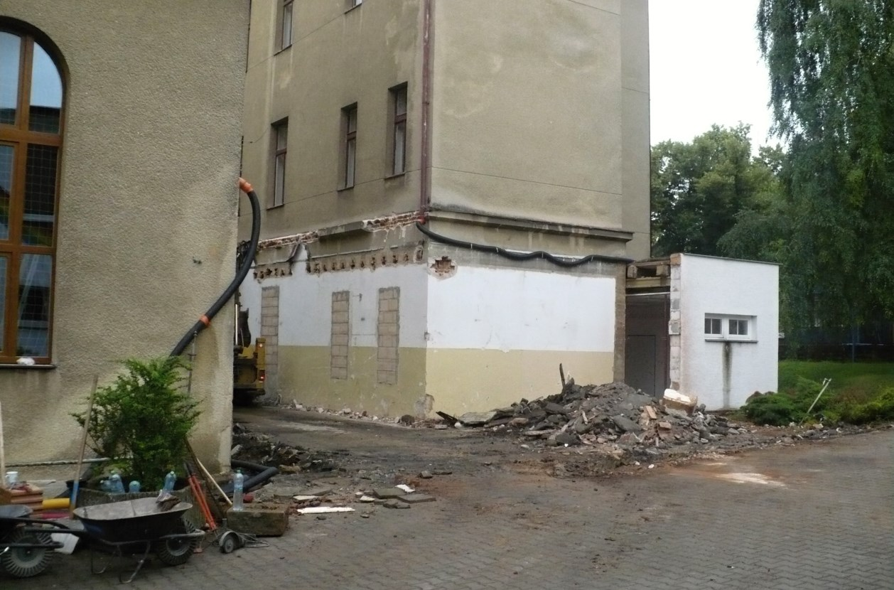 Zbouraná část šatnového bloku, místo nové přístavby (foto ze dne 30.6.2016) V areálu 2. stupně Na Jordáně: V areálu 2.