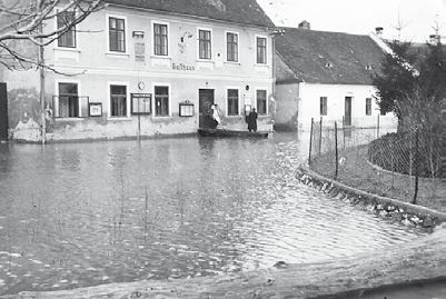 V kronice se několikrát objevuje zmínka i o povodních z přívalových srážek, např. v roce 1899, 1924, 1927: Kolem r.