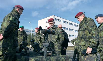 UVOLŇOVÁNÍ NEPOTŘEBNÉHO MAJETKU, TECHNIKY, MATERIÁLU A ZÁSOB OBJEM ZMANIPULOVANÉHO MAJETKU A TECHNIKY V souladu s plánovanými reorganizačními změnami v roce 2013 probíhalo další uvolňování a odsun