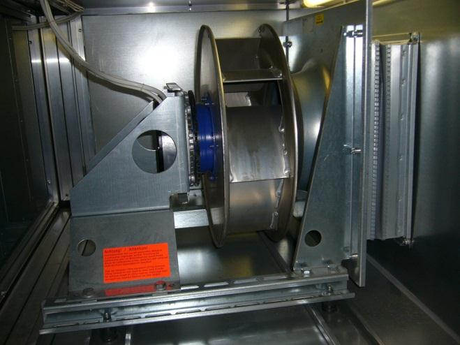 Modulárne jednotky OPK Ventilátorová sekcia Pozostáva z motora a ventilátora Motor a ventilátor uložený na pevnom konštrukčnom ráme Konštrukčný rám štandardne obsahuje gumené antivibračné podpery pre