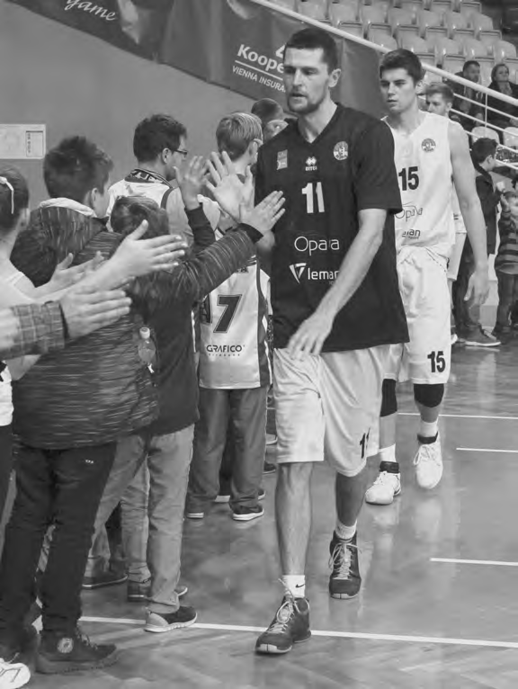 Pod vítězství nad Lvy se výrazně podepsal Jakub Blažek Byl to jeho nejpovedenější zápas sezony. Čerstvý otec malého Eliáše Jakub Blažek v sobotu proti Jindřichově Hradci zářil.