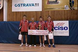 Na snímku dorostenci TJ Mittal Ostrava Vojtech Klimek, tréner Zbyněk Bajger, Ondřej Bajger a