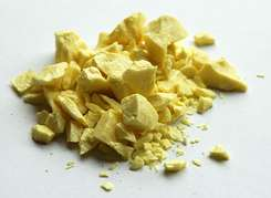 VLASTNOSTI Obr.2 FYZIKÁLNÍ žlutá krystalická látka bez chuti a zápachu není toxická nerozpustná ve vodě Obr.