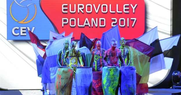 Hlediště divadla Juliusza Słowackiego Artistické vystoupení Speciální barevnou prezentaci v ultrafialové malbě jednotlivých družstev provedla z technických důvodů na třetí pokus skupina Art Color