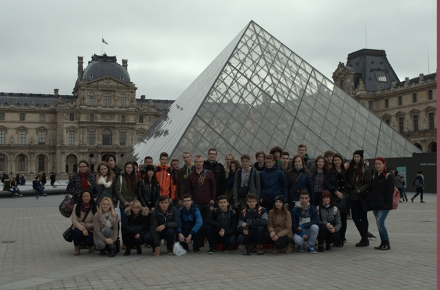 II. Deň 10.11.2015 Konečne sme boli vo Francúzsku a blížili sa k jeho hlavnému a krásnemu mestu Paríž. Autobus nás vysadil na latinskej štvrti, cez ktorú sme sa prešli.
